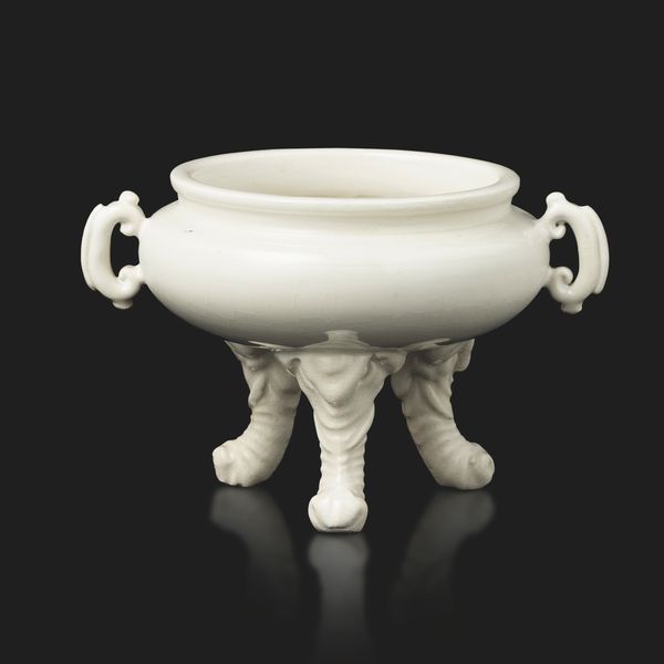 Incensiere tripode in porcellana Dehua, Blanc de Chine, con gambe a foggia di proboscide di elefante, Cina, Dinastia Qing, epoca Qianlong (1736-1796)<BR>  - Asta Fine Asian Works of Art - Associazione Nazionale - Case d'Asta italiane