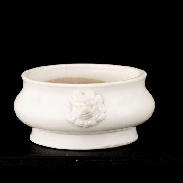 Incensiere in porcellana Blanc de Chine con mascheroni a rilievo, Cina, Dinastia Qing, epoca Kangxi (1662-1722)  - Asta Fine Asian Works of Art - Associazione Nazionale - Case d'Asta italiane