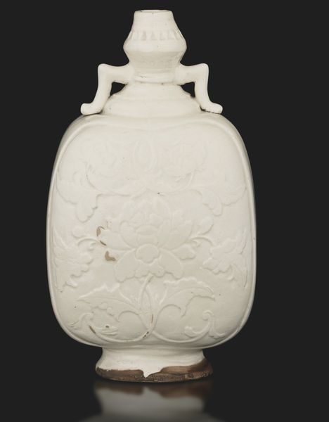 Rara Moon flask in ceramica gres, Guan, in stila Ding con fiori a rilievo, Cina, Dinastia Yuan/Ming  - Asta Fine Asian Works of Art - Associazione Nazionale - Case d'Asta italiane