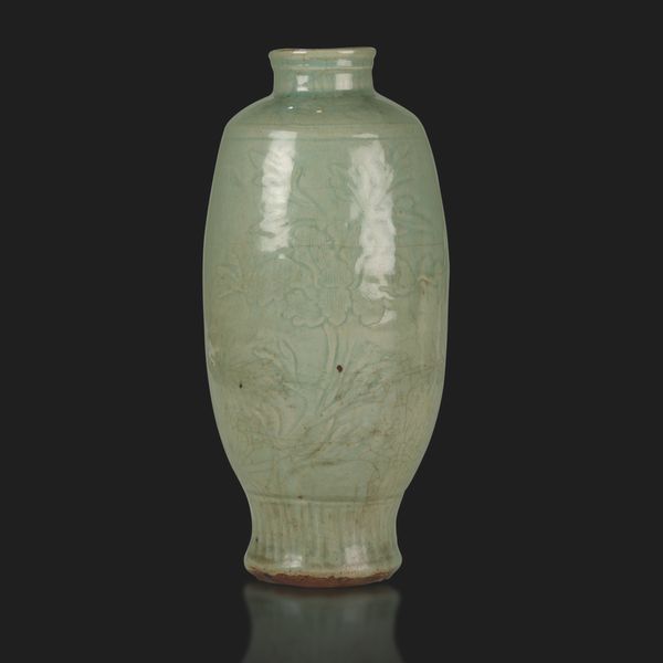 Vaso in porcellana celadon longquan a decoro floreale inciso, Cina, Dinastia Ming, XV secolo  - Asta Fine Asian Works of Art - Associazione Nazionale - Case d'Asta italiane