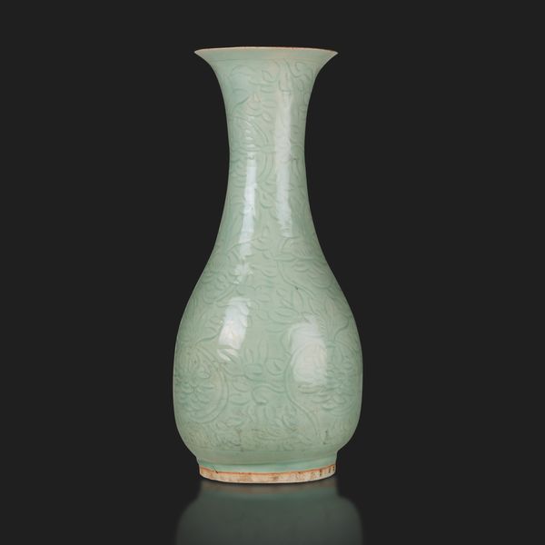 Vaso a bottiglia in porcellana celadon longquan, Cina, Dinastia Ming, XV secolo  - Asta Fine Asian Works of Art - Associazione Nazionale - Case d'Asta italiane