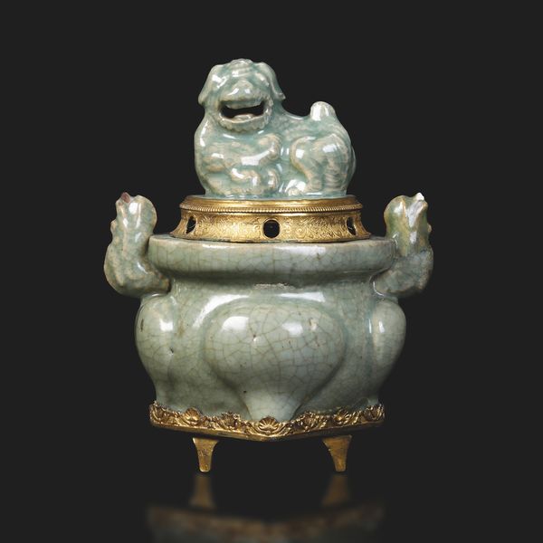 Incensiere in porcellana Celadon Longquan con pressa del coperchio a foggia di cane di Pho e piccole anse sagomate, Cina, Dinastia Ming, XVII secolo  - Asta Fine Asian Works of Art - Associazione Nazionale - Case d'Asta italiane