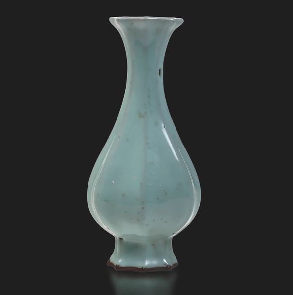 Vaso in porcellana Claire de Lune, Cina,  Dinastia Qing, epoca Qianlong, XVIII secolo  - Asta Fine Asian Works of Art - Associazione Nazionale - Case d'Asta italiane