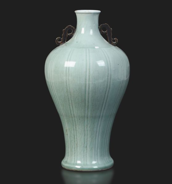 Vaso in porcellana Claire de Lune con decori incisi e piccole anse in metallo applicate, Cina, Dinastia Qing, epoca Qianlong, XVIII secolo  - Asta Fine Asian Works of Art - Associazione Nazionale - Case d'Asta italiane