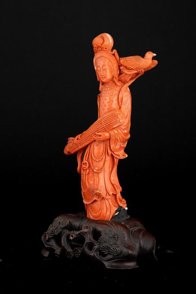 Scultura raffigurane Guanyin con uccellini in corallo, 708 gr,Cina, Dinastia Qing, fine XIX secolo  - Asta Fine Asian Works of Art - Associazione Nazionale - Case d'Asta italiane