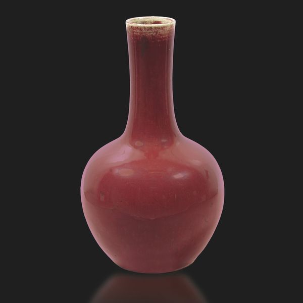 Vaso a bottiglia in porcellana monocroma sangue di bue, Cina, Dinastia Qing, epoca Guangxu XIX secolo  - Asta Fine Asian Works of Art - Associazione Nazionale - Case d'Asta italiane