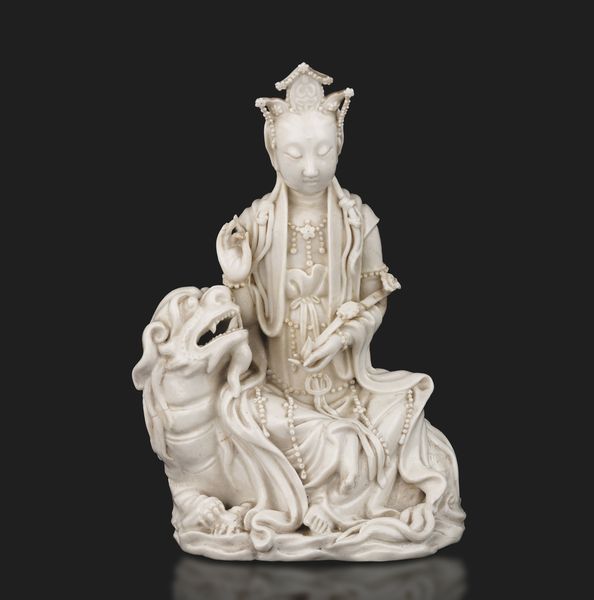 Figura Guanyin su leone in porcellana Dehua, Blanc de Chine, marca incussa Dehua con scatola, Cina, Dinastia Qing, XVIII secolo  - Asta Fine Asian Works of Art - Associazione Nazionale - Case d'Asta italiane