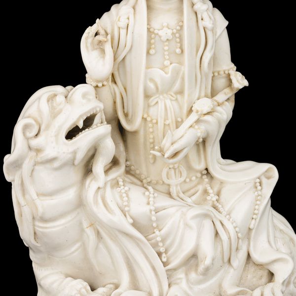 Figura Guanyin su leone in porcellana Dehua, Blanc de Chine, marca incussa Dehua con scatola, Cina, Dinastia Qing, XVIII secolo  - Asta Fine Asian Works of Art - Associazione Nazionale - Case d'Asta italiane