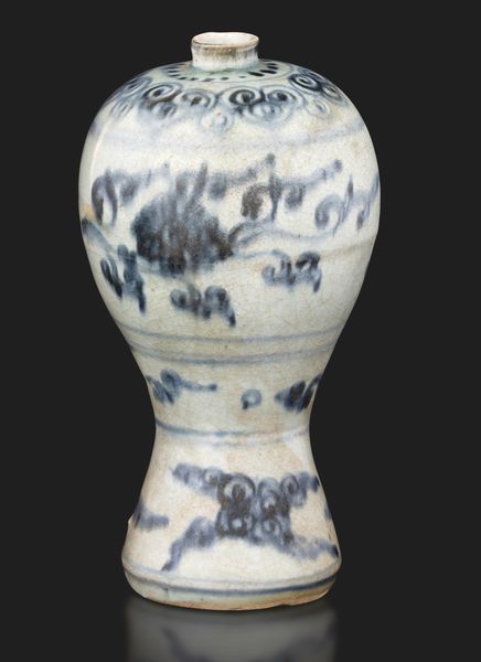 Vaso Meiping in porcellana con decoro bianco e blu a soggetto geometrico e floreale, Cina, Dinastia Ming, XVI secolo  - Asta Fine Asian Works of Art - Associazione Nazionale - Case d'Asta italiane