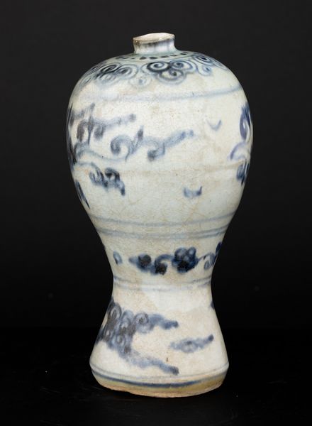 Vaso Meiping in porcellana con decoro bianco e blu a soggetto geometrico e floreale, Cina, Dinastia Ming, XVI secolo  - Asta Fine Asian Works of Art - Associazione Nazionale - Case d'Asta italiane