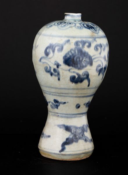 Vaso Meiping in porcellana con decoro bianco e blu a soggetto geometrico e floreale, Cina, Dinastia Ming, XVI secolo  - Asta Fine Asian Works of Art - Associazione Nazionale - Case d'Asta italiane