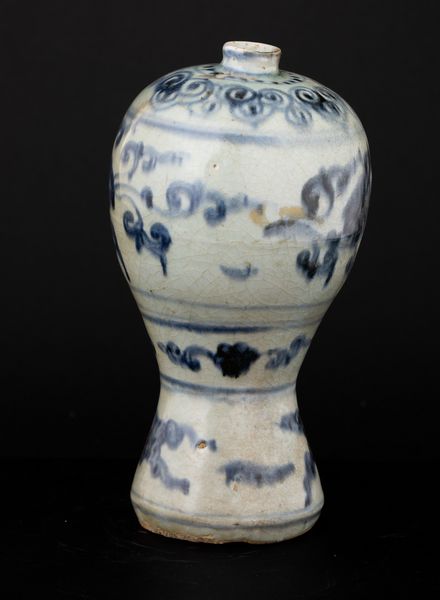 Vaso Meiping in porcellana con decoro bianco e blu a soggetto geometrico e floreale, Cina, Dinastia Ming, XVI secolo  - Asta Fine Asian Works of Art - Associazione Nazionale - Case d'Asta italiane