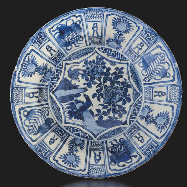 Piatto in porcellana bianca e blu Kraak, soggetto naturalistico, Cina, Dinastia Ming, epoca Wanli (1573-1619)  - Asta Fine Asian Works of Art - Associazione Nazionale - Case d'Asta italiane