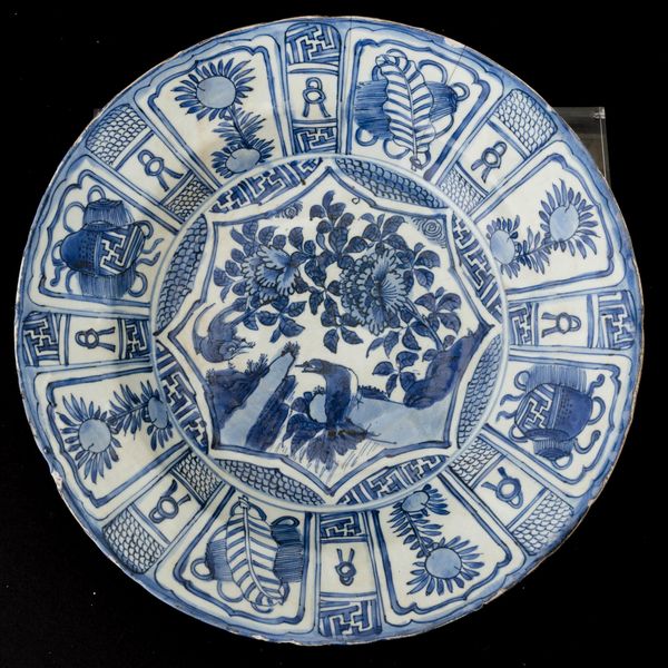 Piatto in porcellana bianca e blu Kraak, soggetto naturalistico, Cina, Dinastia Ming, epoca Wanli (1573-1619)  - Asta Fine Asian Works of Art - Associazione Nazionale - Case d'Asta italiane