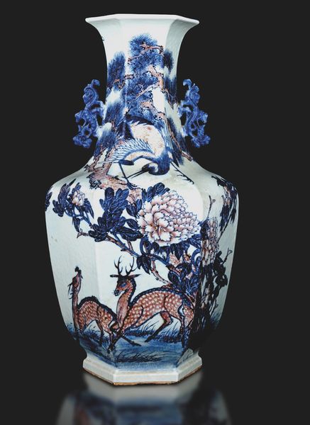 Grande vaso in porcellana a pianta esagonale con anse a foggia di draghi nei toni del blu e del rosso ferro sotto smalto, Cina, Dinastia Qing, epoca Daoguang (1821-1850)  - Asta Fine Asian Works of Art - Associazione Nazionale - Case d'Asta italiane