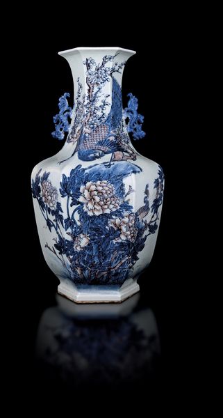 Grande vaso in porcellana a pianta esagonale con anse a foggia di draghi nei toni del blu e del rosso ferro sotto smalto, Cina, Dinastia Qing, epoca Daoguang (1821-1850)  - Asta Fine Asian Works of Art - Associazione Nazionale - Case d'Asta italiane