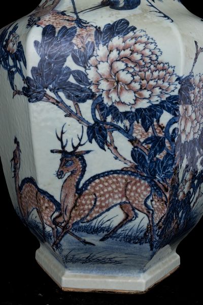 Grande vaso in porcellana a pianta esagonale con anse a foggia di draghi nei toni del blu e del rosso ferro sotto smalto, Cina, Dinastia Qing, epoca Daoguang (1821-1850)  - Asta Fine Asian Works of Art - Associazione Nazionale - Case d'Asta italiane