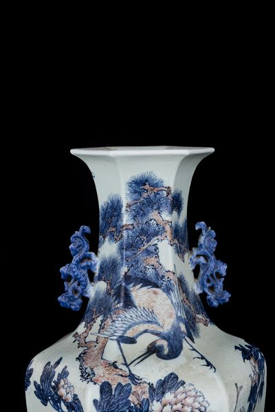 Grande vaso in porcellana a pianta esagonale con anse a foggia di draghi nei toni del blu e del rosso ferro sotto smalto, Cina, Dinastia Qing, epoca Daoguang (1821-1850)  - Asta Fine Asian Works of Art - Associazione Nazionale - Case d'Asta italiane