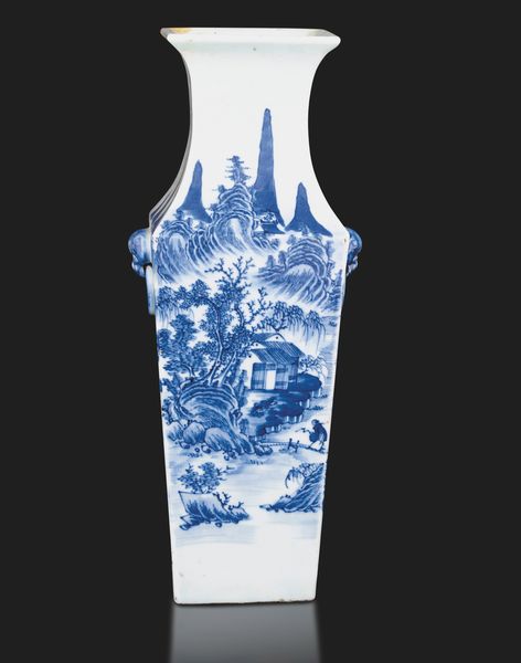 Vaso in porcellana bianca e blu raffigurante paesaggio montano con anse a mascheroni, Cina, Dinastia Qing, epoca Daoguang (1821-1850)  - Asta Fine Asian Works of Art - Associazione Nazionale - Case d'Asta italiane