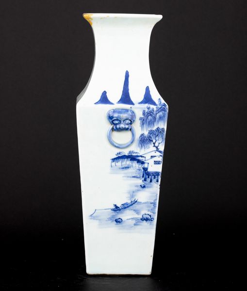 Vaso in porcellana bianca e blu raffigurante paesaggio montano con anse a mascheroni, Cina, Dinastia Qing, epoca Daoguang (1821-1850)  - Asta Fine Asian Works of Art - Associazione Nazionale - Case d'Asta italiane