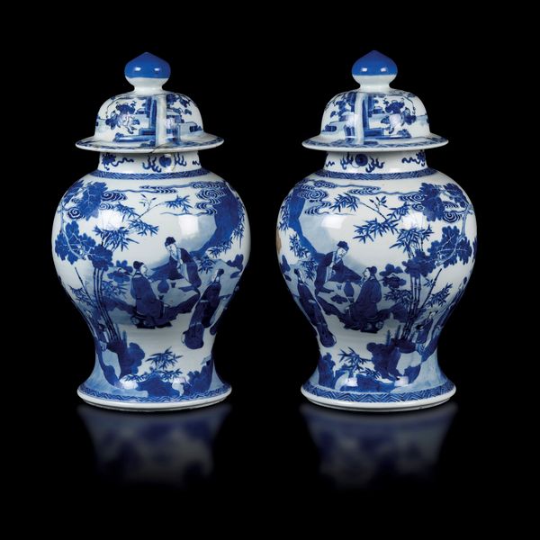 Coppia di potiches in porcellana bianca e blu con raffigurazione di saggi entro paesaggio, Cina, Dinastia Qing, fine XIX secolo  - Asta Fine Asian Works of Art - Associazione Nazionale - Case d'Asta italiane