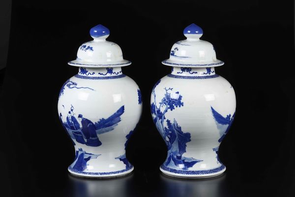 Coppia di potiches in porcellana bianca e blu con raffigurazione di saggi entro paesaggio, Cina, Dinastia Qing, fine XIX secolo  - Asta Fine Asian Works of Art - Associazione Nazionale - Case d'Asta italiane