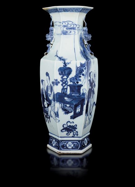 Grande vaso in porcellana bianca e blu con anse sagomate a foggia di cani di Pho e scena di vita comune, Cina, Dinastia Qing, epoca Guangxu (1875-1908)  - Asta Fine Asian Works of Art - Associazione Nazionale - Case d'Asta italiane