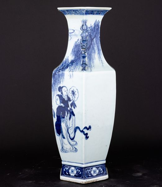 Grande vaso in porcellana bianca e blu con anse sagomate a foggia di cani di Pho e scena di vita comune, Cina, Dinastia Qing, epoca Guangxu (1875-1908)  - Asta Fine Asian Works of Art - Associazione Nazionale - Case d'Asta italiane