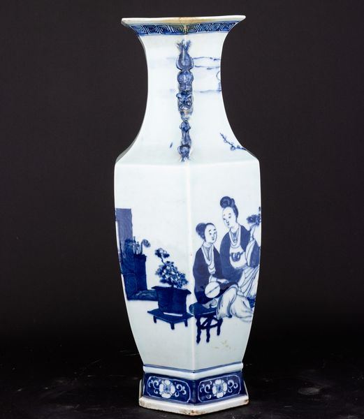 Grande vaso in porcellana bianca e blu con anse sagomate a foggia di cani di Pho e scena di vita comune, Cina, Dinastia Qing, epoca Guangxu (1875-1908)  - Asta Fine Asian Works of Art - Associazione Nazionale - Case d'Asta italiane