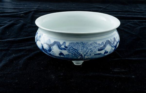 Censer tripode in porcellana bianca e blu a decoro paesaggistico, Cina, Dinastia Qing, epoca Qianlong (1736-1796)  - Asta Fine Asian Works of Art - Associazione Nazionale - Case d'Asta italiane