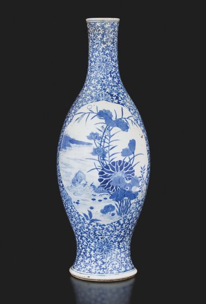 Vaso ad anfora in porcellana bianca e blu con decoro a motivo naturalistico entro riserve, Cina, Dinastia Qing, XIX secolo  - Asta Fine Asian Works of Art - Associazione Nazionale - Case d'Asta italiane