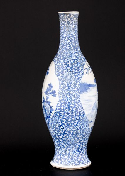 Vaso ad anfora in porcellana bianca e blu con decoro a motivo naturalistico entro riserve, Cina, Dinastia Qing, XIX secolo  - Asta Fine Asian Works of Art - Associazione Nazionale - Case d'Asta italiane