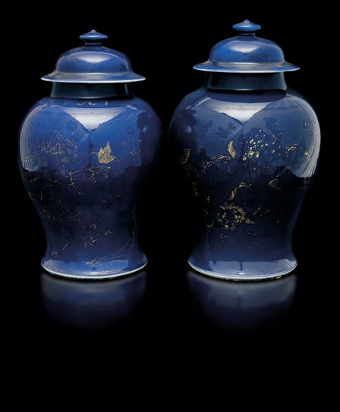 Coppia di potiche in porcellana monocroma blu poudrè a decoro naturalistico lumeggiato in color oro, Cina, Dinastia Qing, epoca Qianlong (1736-1796)  - Asta Fine Asian Works of Art - Associazione Nazionale - Case d'Asta italiane