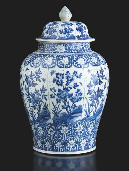 Grande potiche in porcellana bianca e blu con decori floreali e soggetti naturalistici entro riserve, Cina, Dinastia Qing, epoca Kangxi (1662-1722)<BR>  - Asta Fine Asian Works of Art - Associazione Nazionale - Case d'Asta italiane