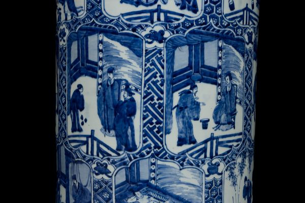 Grande e importante vaso in porcellana bianco e blu raffigurante 24 scene di “pietà filiale” entro riserve sagomate, Cina, Dinastia Qing, epoca Kangxi (1662-1722)  - Asta Fine Asian Works of Art - Associazione Nazionale - Case d'Asta italiane