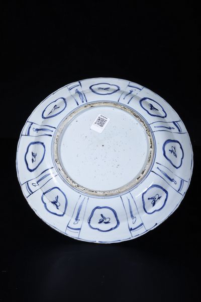 Piatto in porcellana bianca e blu Kraak a decoro paesaggistico con uccelli, Cina, Dinastia Ming, epoca Wanli (1573-1619)  - Asta Fine Asian Works of Art - Associazione Nazionale - Case d'Asta italiane