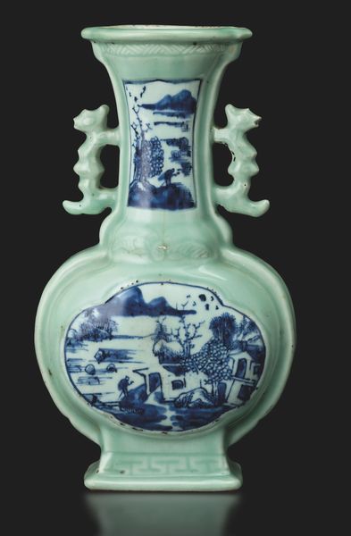 Vaso in porcellana Celadon con anse sagomate e raffigurazioni di paesaggio sui toni del bianco e del blu entro riserve, Cina, Dinastia Qing, epoca Jiaqing (1796-1820)  - Asta Fine Asian Works of Art - Associazione Nazionale - Case d'Asta italiane