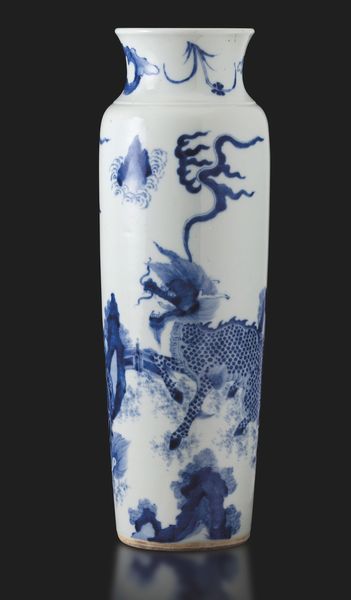 Vaso in porcellana bianca e blu con figure di draghi entro paesaggio, Cina, Dinastia Qing, epoca Kangxi (1662-1722)<BR><BR>  - Asta Fine Asian Works of Art - Associazione Nazionale - Case d'Asta italiane