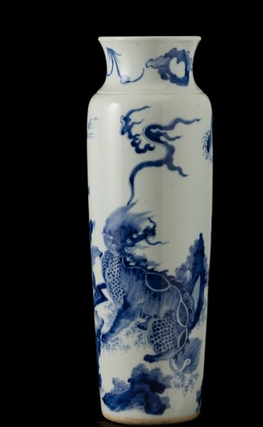 Vaso in porcellana bianca e blu con figure di draghi entro paesaggio, Cina, Dinastia Qing, epoca Kangxi (1662-1722)<BR><BR>  - Asta Fine Asian Works of Art - Associazione Nazionale - Case d'Asta italiane