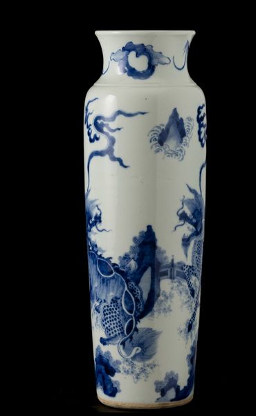 Vaso in porcellana bianca e blu con figure di draghi entro paesaggio, Cina, Dinastia Qing, epoca Kangxi (1662-1722)<BR><BR>  - Asta Fine Asian Works of Art - Associazione Nazionale - Case d'Asta italiane