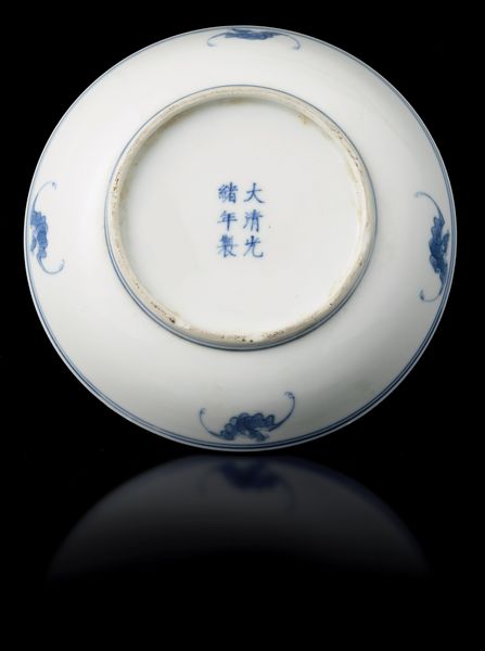 Piattino in porcellana bianca e blu raffigurante due pini, Cina, Dinastia Qing, marca e del periodo Guangxu (1875-1908)  - Asta Fine Asian Works of Art - Associazione Nazionale - Case d'Asta italiane