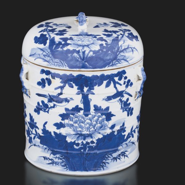 Contenitore in porcellana bianca e blu con coperchio, soggetto naturalistico, Cina, Dinatia Qing, epoca Daoguang (1821-1850)  - Asta Fine Asian Works of Art - Associazione Nazionale - Case d'Asta italiane