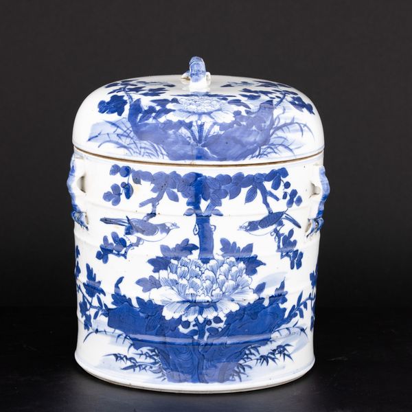 Contenitore in porcellana bianca e blu con coperchio, soggetto naturalistico, Cina, Dinatia Qing, epoca Daoguang (1821-1850)  - Asta Fine Asian Works of Art - Associazione Nazionale - Case d'Asta italiane