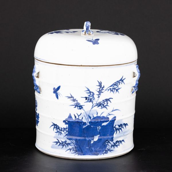 Contenitore in porcellana bianca e blu con coperchio, soggetto naturalistico, Cina, Dinatia Qing, epoca Daoguang (1821-1850)  - Asta Fine Asian Works of Art - Associazione Nazionale - Case d'Asta italiane