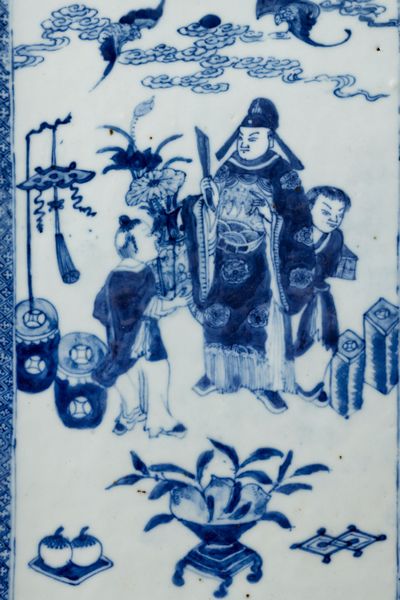 Placca in porcellana bianca e blu raffigurante dignitario con discepoli, Cina, Dinastia Qing, XIX secolo  - Asta Fine Asian Works of Art - Associazione Nazionale - Case d'Asta italiane