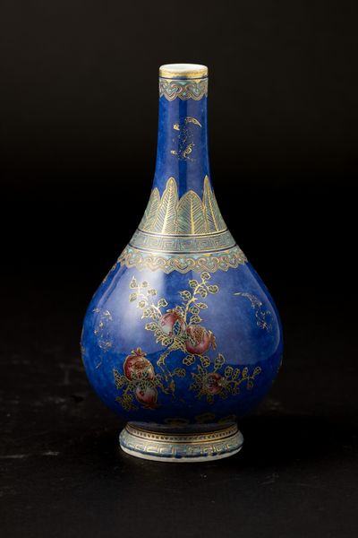 Vaso in porcellana blu con motivi floreali e motivi dorati geometrici, Cina, Dinastia Qing, epoca Xuantong, XX secolo  - Asta Fine Asian Works of Art - Associazione Nazionale - Case d'Asta italiane