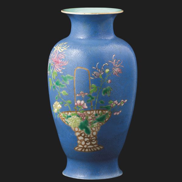 Vaso in porcellana Famiglia Rosa a soggetto naturalistico a fondo celeste inciso, Cina, fine XX secolo  - Asta Fine Asian Works of Art - Associazione Nazionale - Case d'Asta italiane