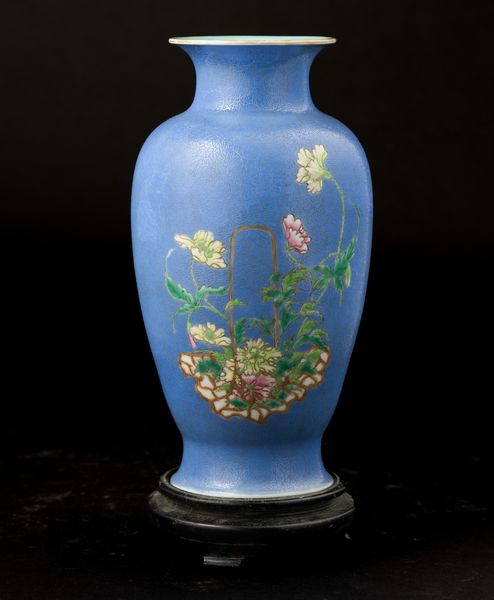 Vaso in porcellana Famiglia Rosa a soggetto naturalistico a fondo celeste inciso, Cina, fine XX secolo  - Asta Fine Asian Works of Art - Associazione Nazionale - Case d'Asta italiane