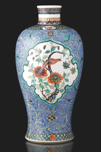 Vaso in porcellana a smalti policromi con soggetti naturalistici entro riserve sagomate e decori floreali, Cina, Dinastia Qing, XIX secolo  - Asta Fine Asian Works of Art - Associazione Nazionale - Case d'Asta italiane