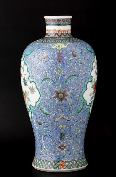 Vaso in porcellana a smalti policromi con soggetti naturalistici entro riserve sagomate e decori floreali, Cina, Dinastia Qing, XIX secolo  - Asta Fine Asian Works of Art - Associazione Nazionale - Case d'Asta italiane